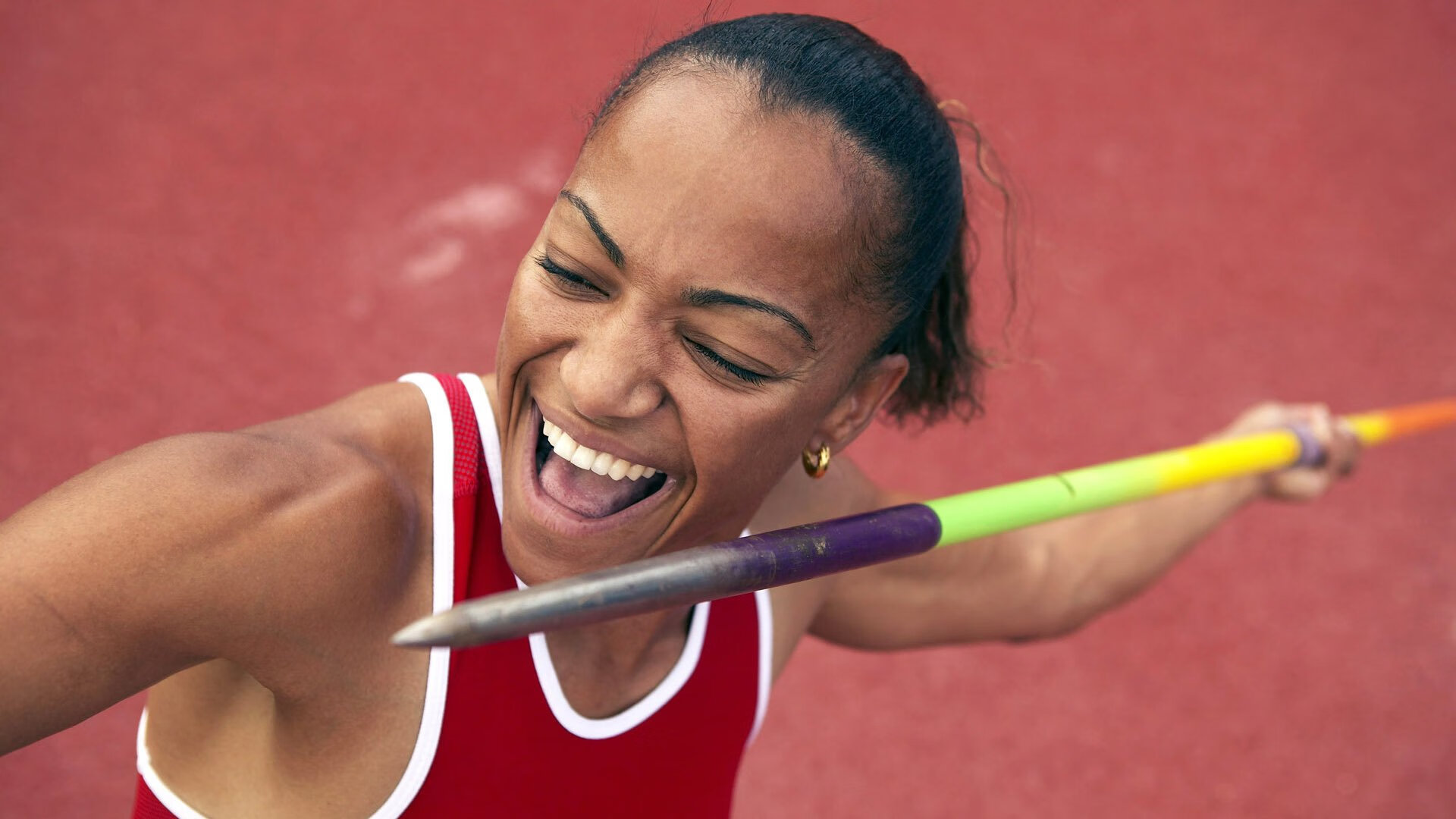 “举重赛事：高新体育中心赛场见证选手不屈的意志与爆发力”