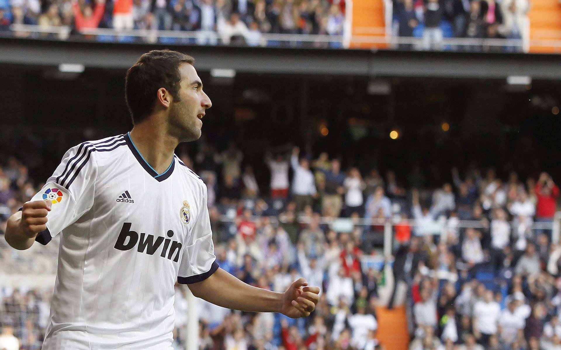 “飞盘对决：成都三叉湖赛场激情四溢，选手飞翔空中”